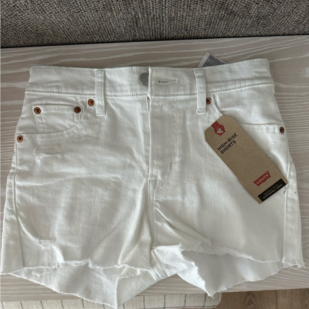 White Levi’s shorts NWT